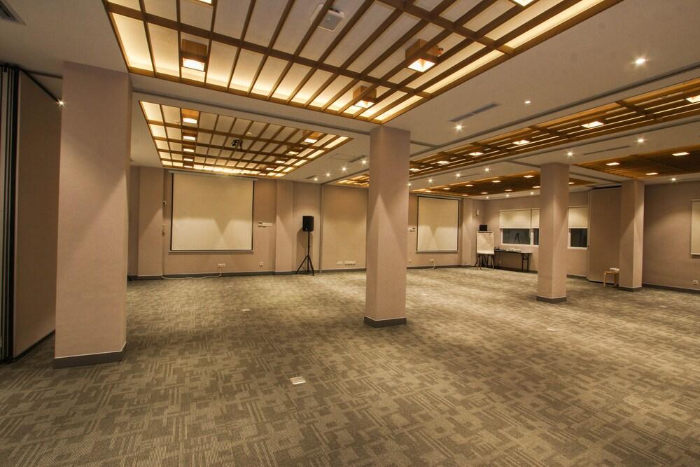 Kuretakeso Kemang Hotel Джакарта Экстерьер фото
