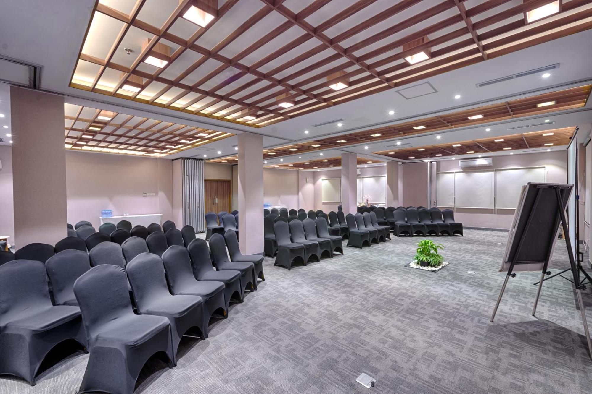 Kuretakeso Kemang Hotel Джакарта Экстерьер фото