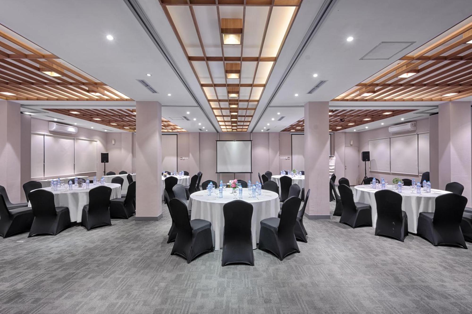 Kuretakeso Kemang Hotel Джакарта Экстерьер фото