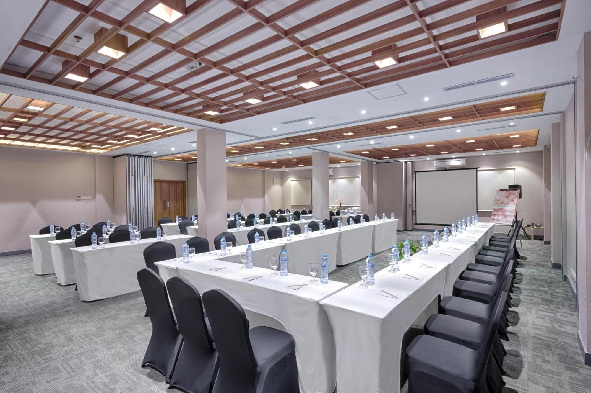 Kuretakeso Kemang Hotel Джакарта Экстерьер фото